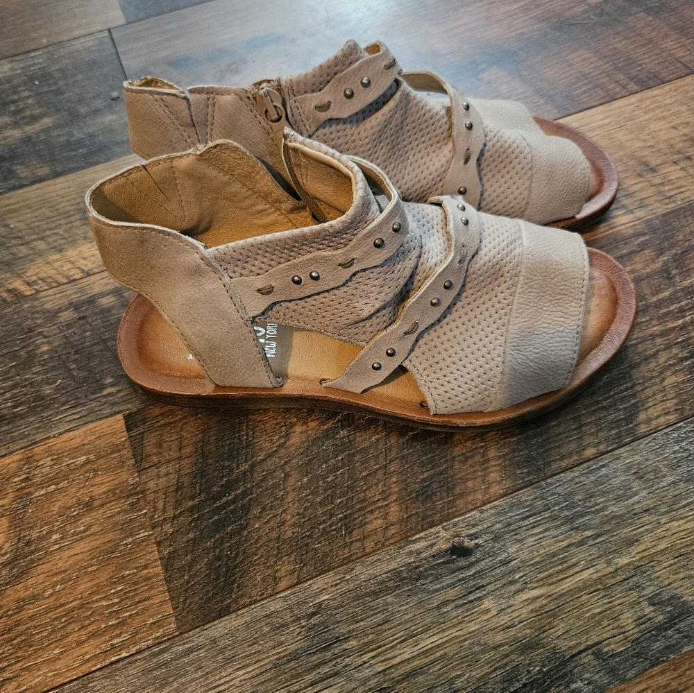 Miz Mooz Franzy sandals size 37 Wide width